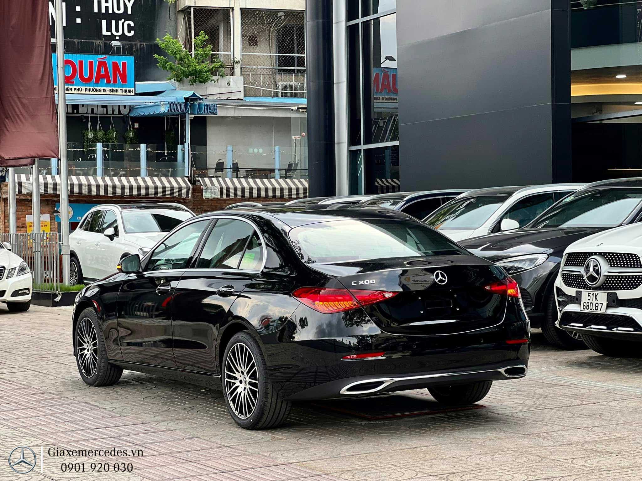 Tổng thể đuôi xe C200 Plus