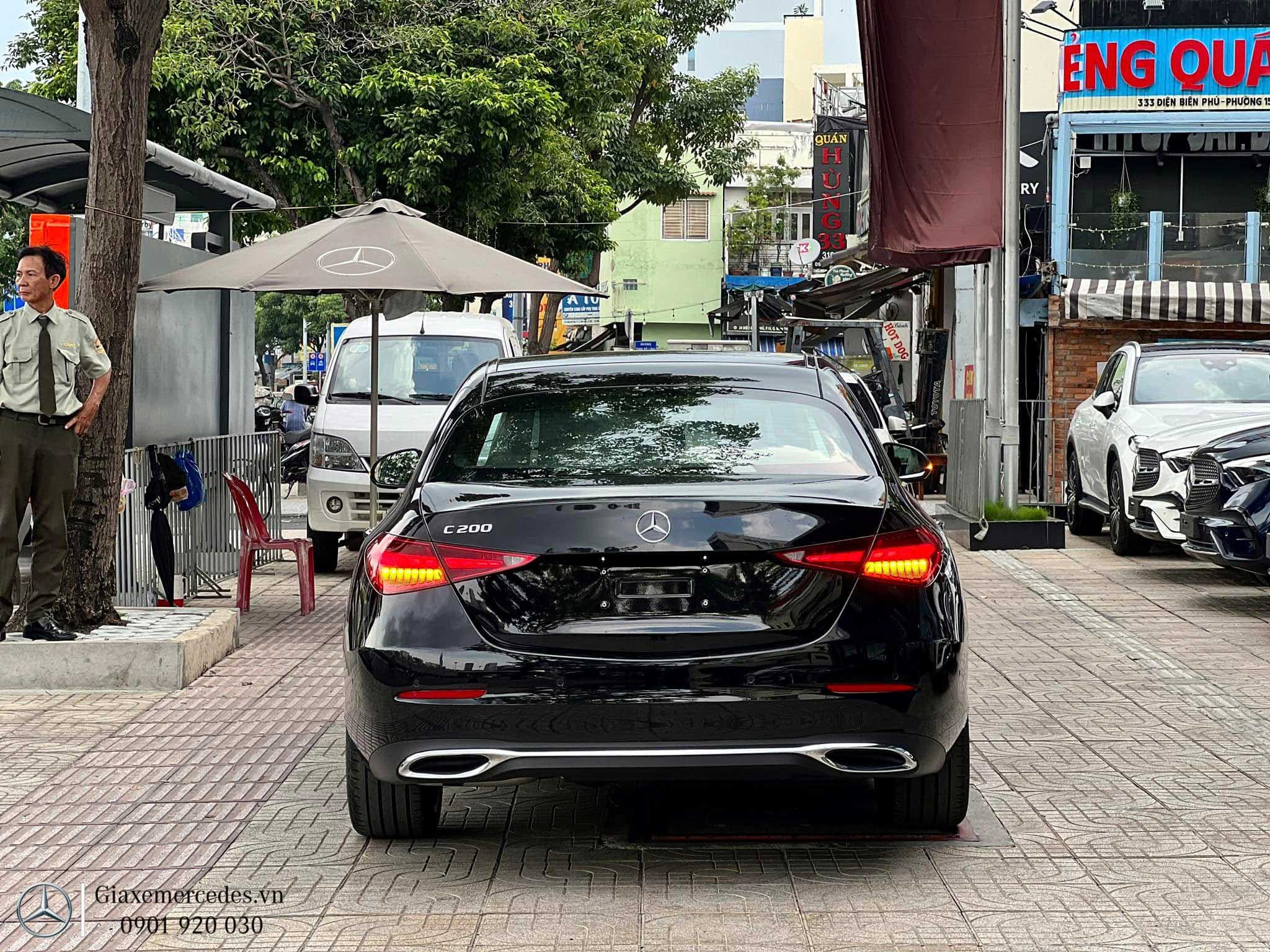 Phần đuôi Mercedes C200 Plus