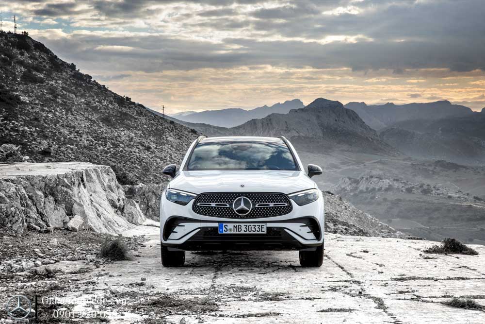 Tổng thể đầu xe GLC 300 4Matic 2023