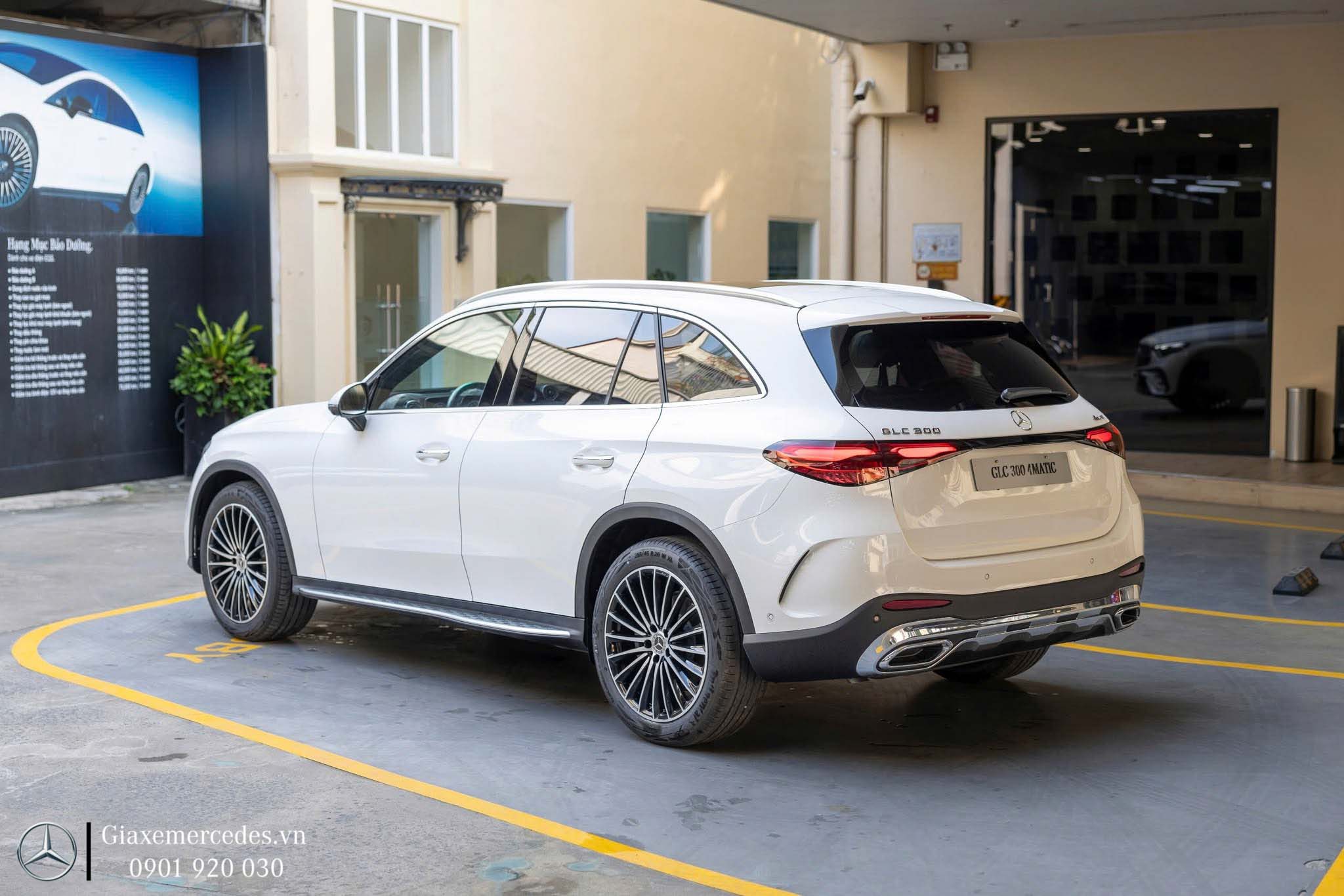 Phía xéo hông xe GLC 300