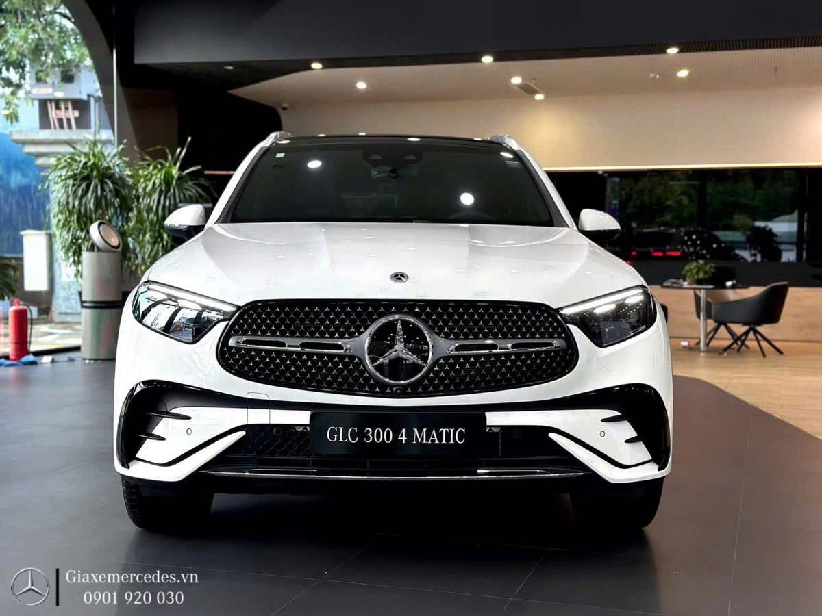 Tổng thể đầu xe Mercedes GLC 300