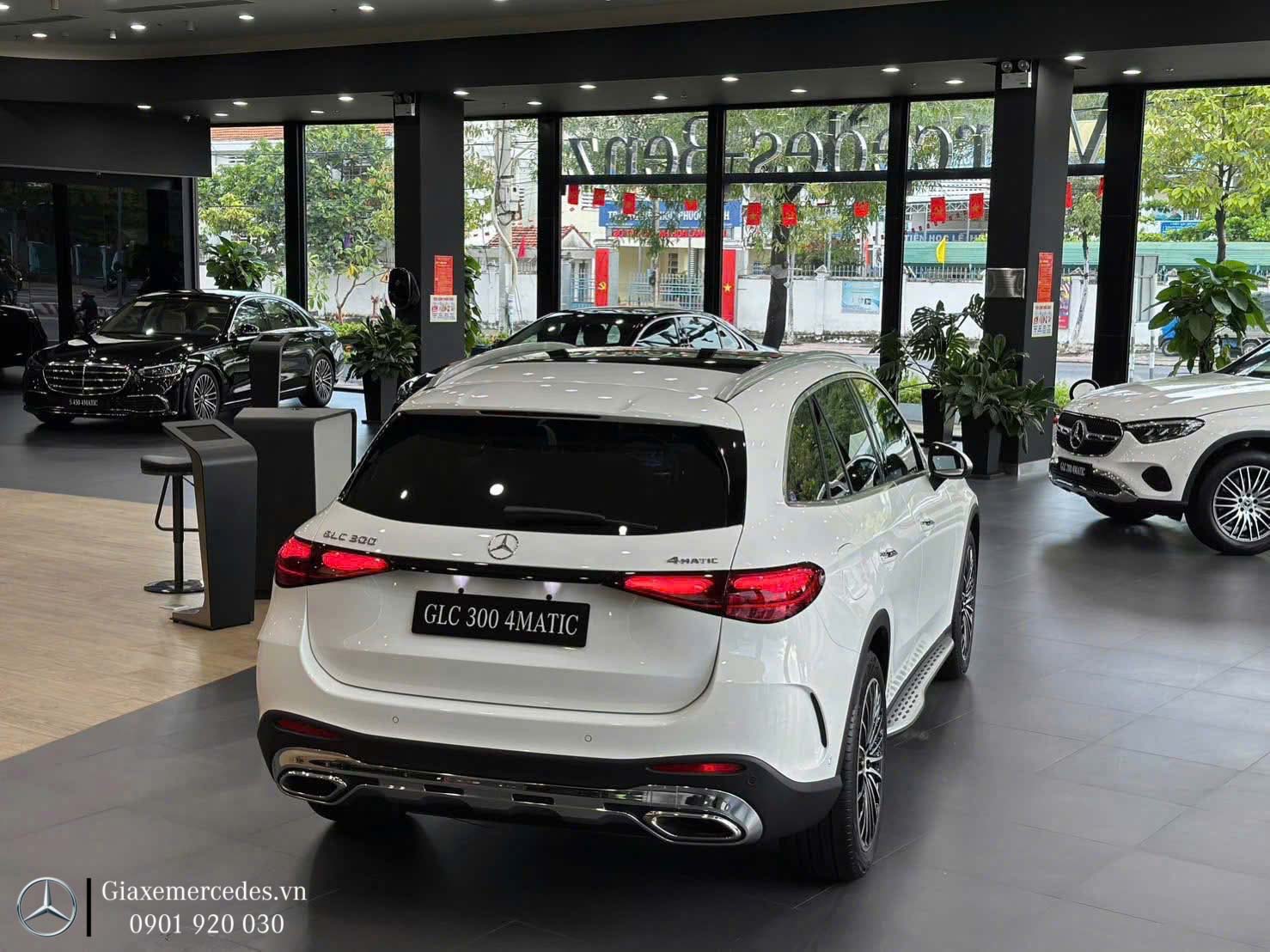 Phía xéo hông xe GLC 300