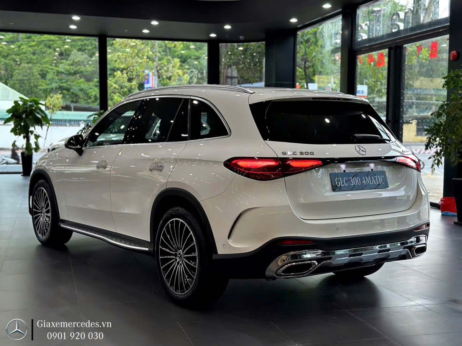 Phía xéo hông xe GLC 300