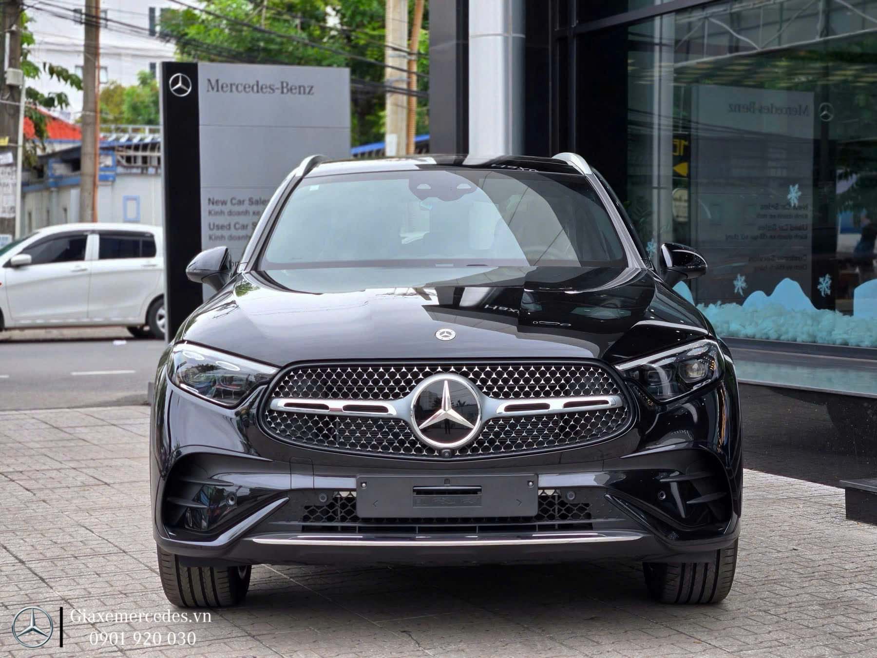 Tổng thể đầu xe Mercedes GLC 300