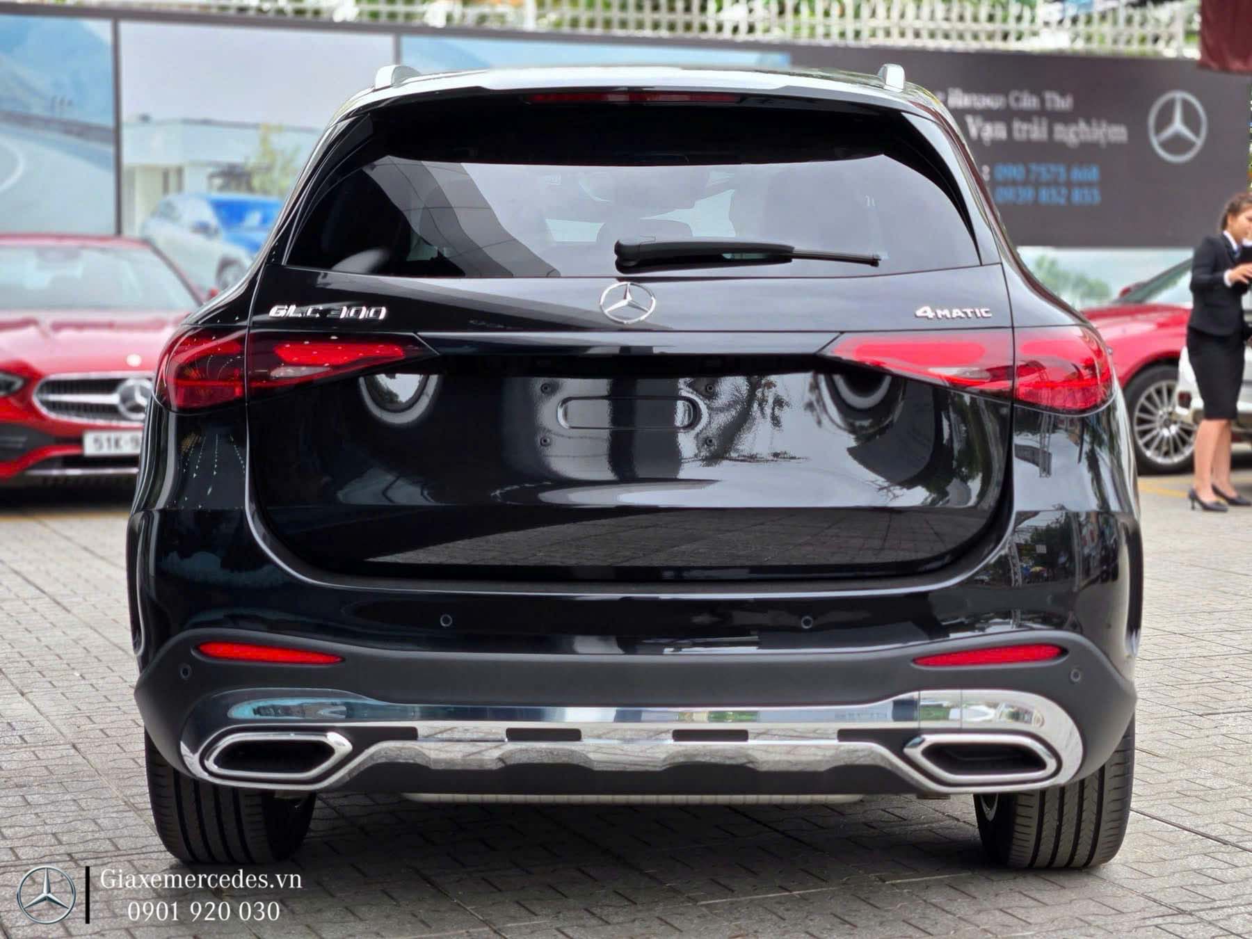 Tổng thể phần đuôi xe GLC 300 2026