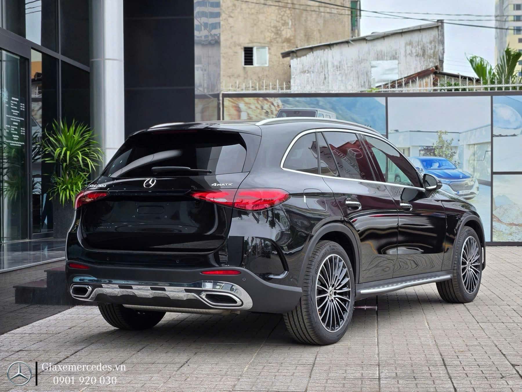 Phía xéo hông xe GLC 300