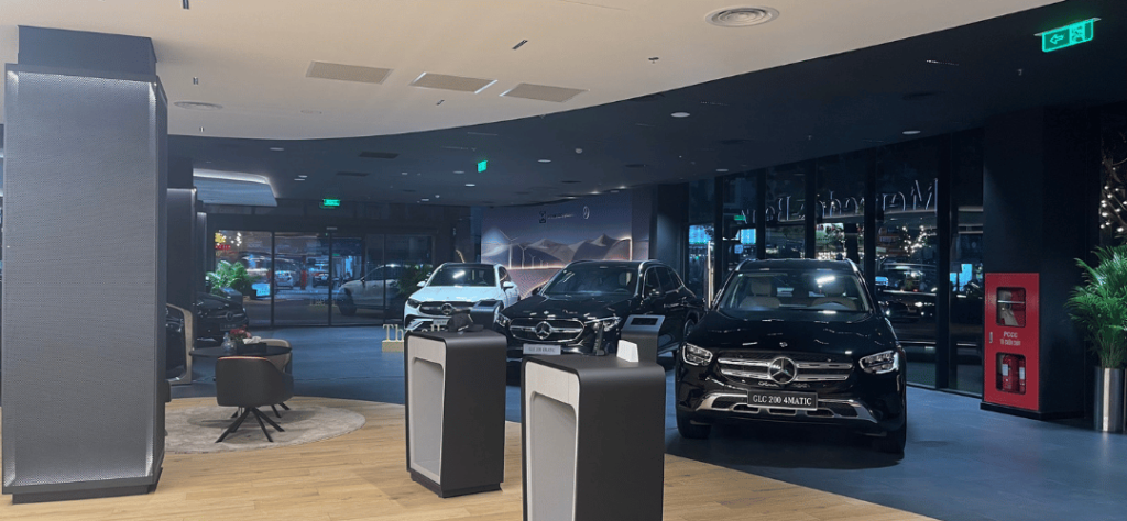 Bên Trong Mercedes Trường Chinh