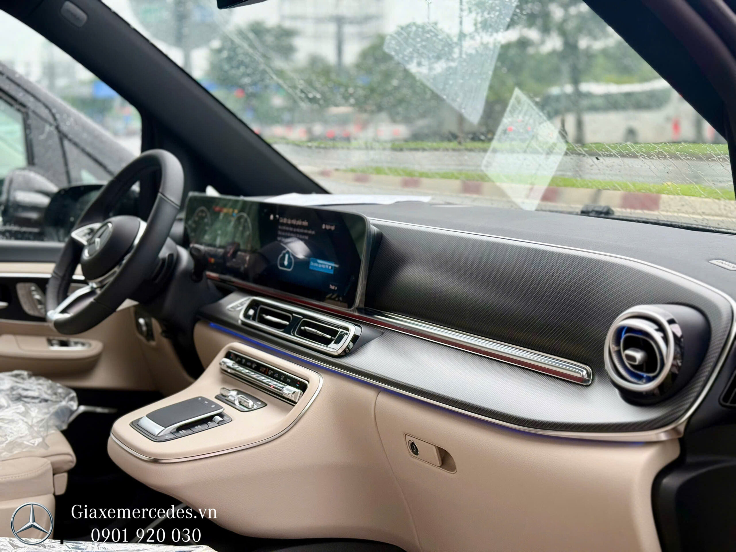 Khoang người lái trên Mercedes V300 Avantgarde