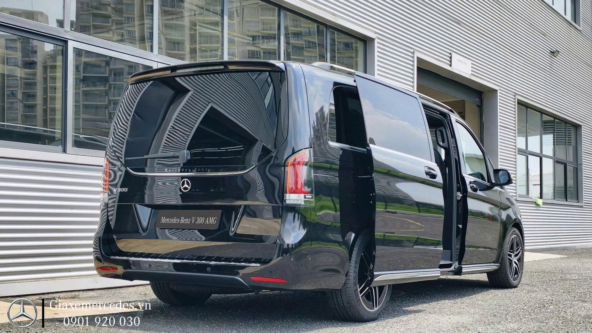 Góc xéo đuôi xe V300 AMG