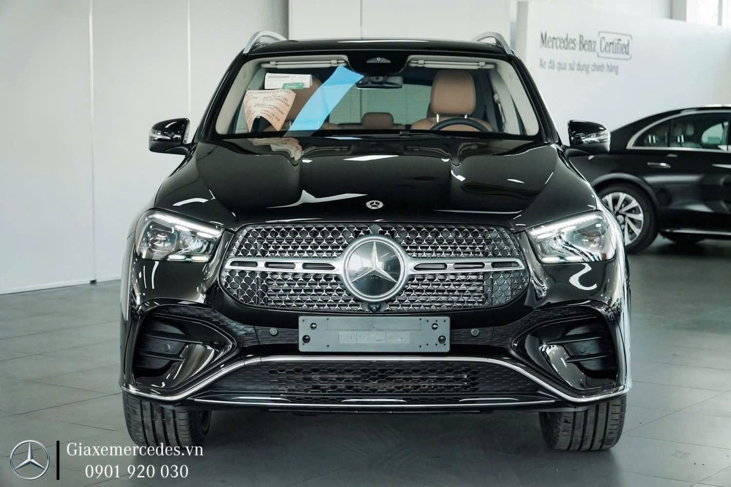 Tổng thể đầu xe màu đen