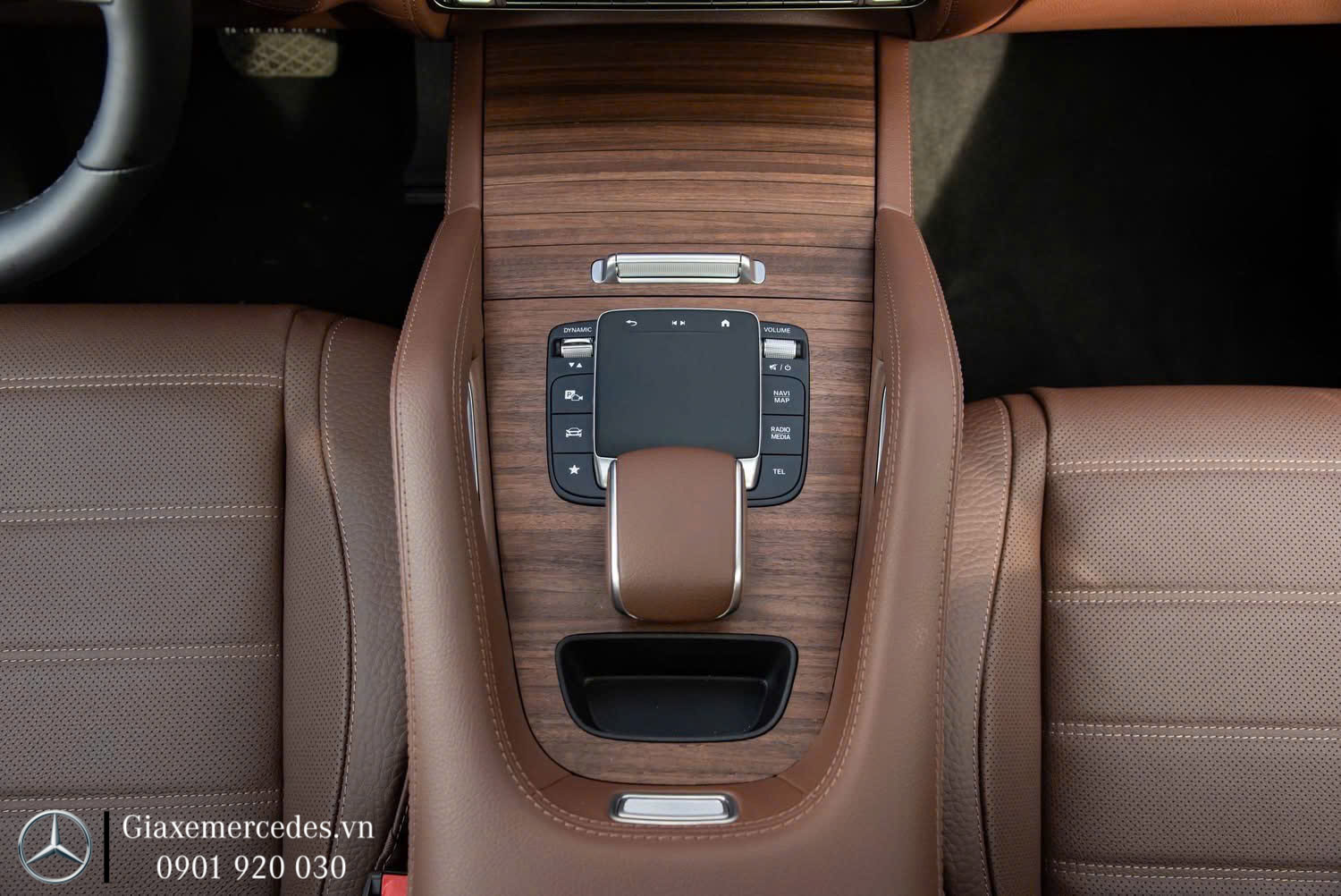 Touchpad tích hợp ở tựa tay trung tâm phía trước