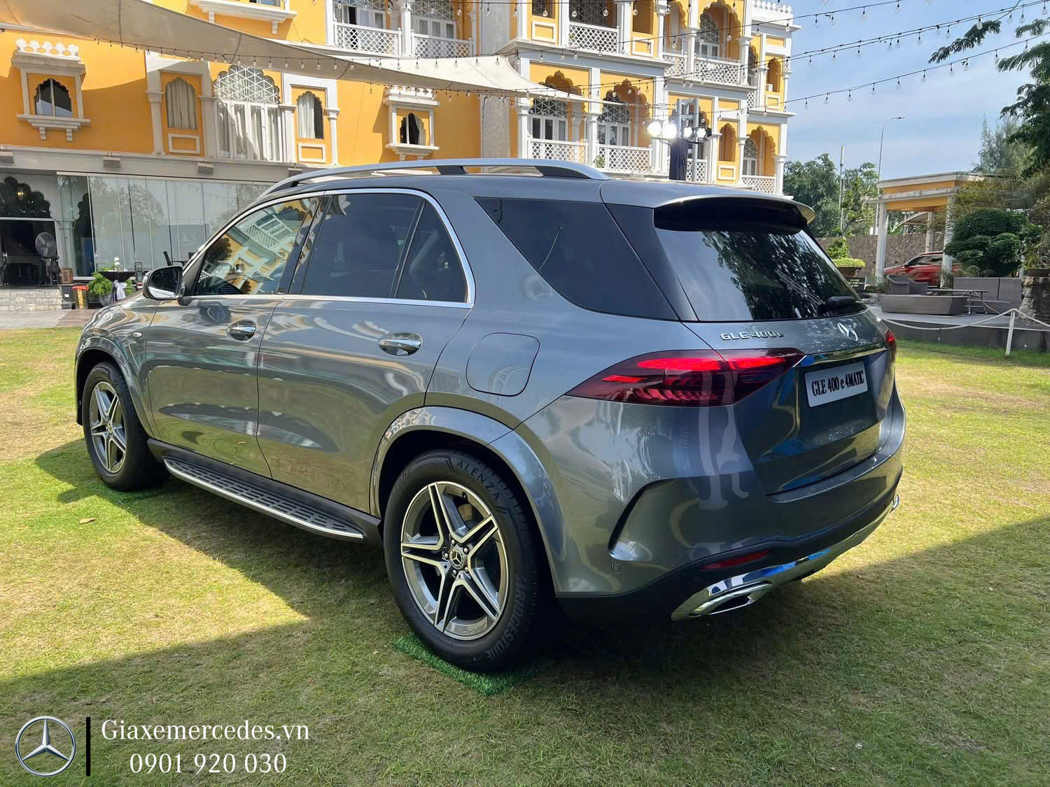 Bệ bước trên GLE 400 giúp dễ dàng lên xuống