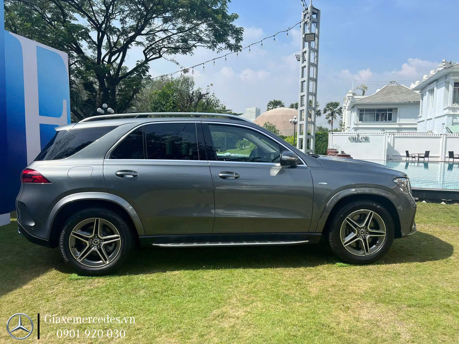 Mâm hợp kim thể thao AMG kích thước 20-inch với thiết kế nan 5 chấu kép, được phủ bóng màu xám Tremolite