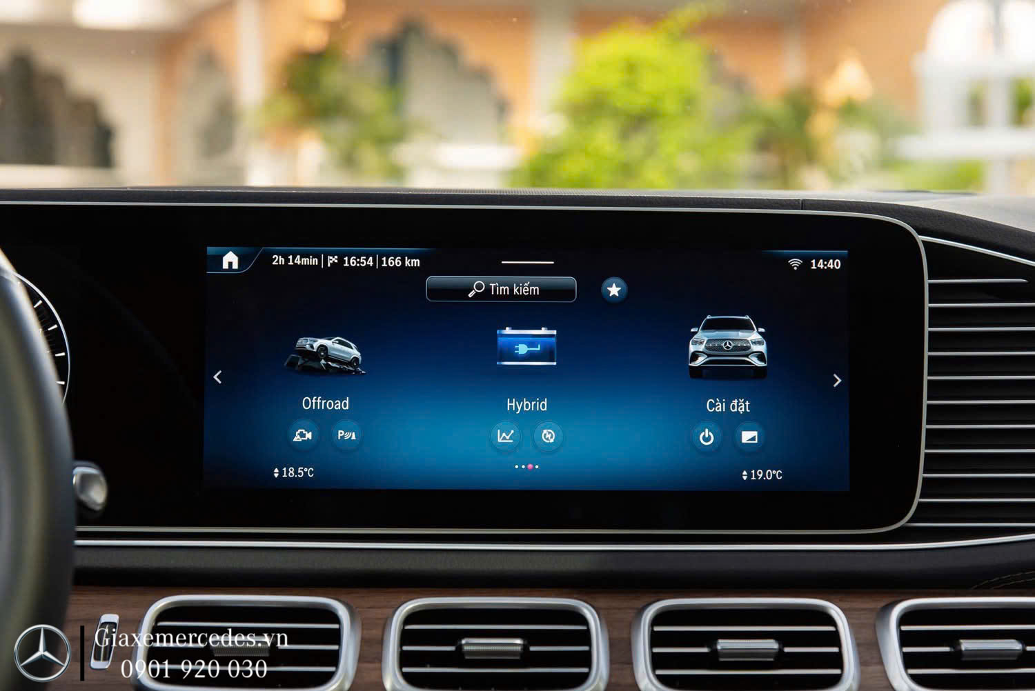 Hệ thống giải trí MBUX với màn hình cảm ứng trung tâm kích thước 12,3-inch, kết nối Bluetooth, tính năng điều khiển bằng giọng nói – kích hoạt thông qua câu lệnh “Hey Mercedes”