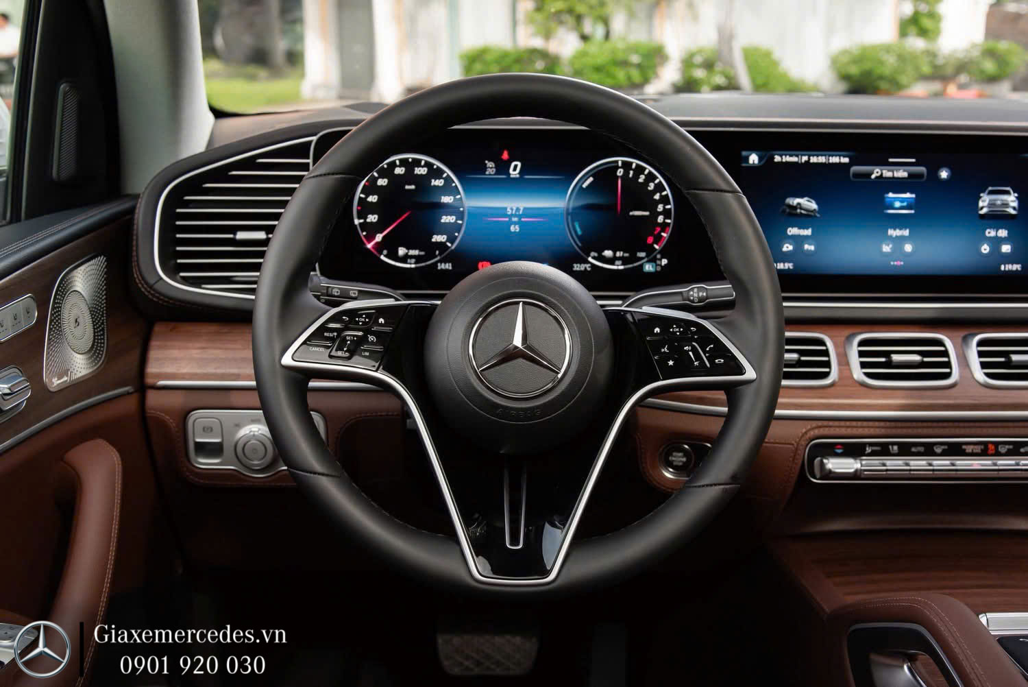 Vô lăng bọc da Nappa, tích hợp các nút bấm điều khiển cảm ứng