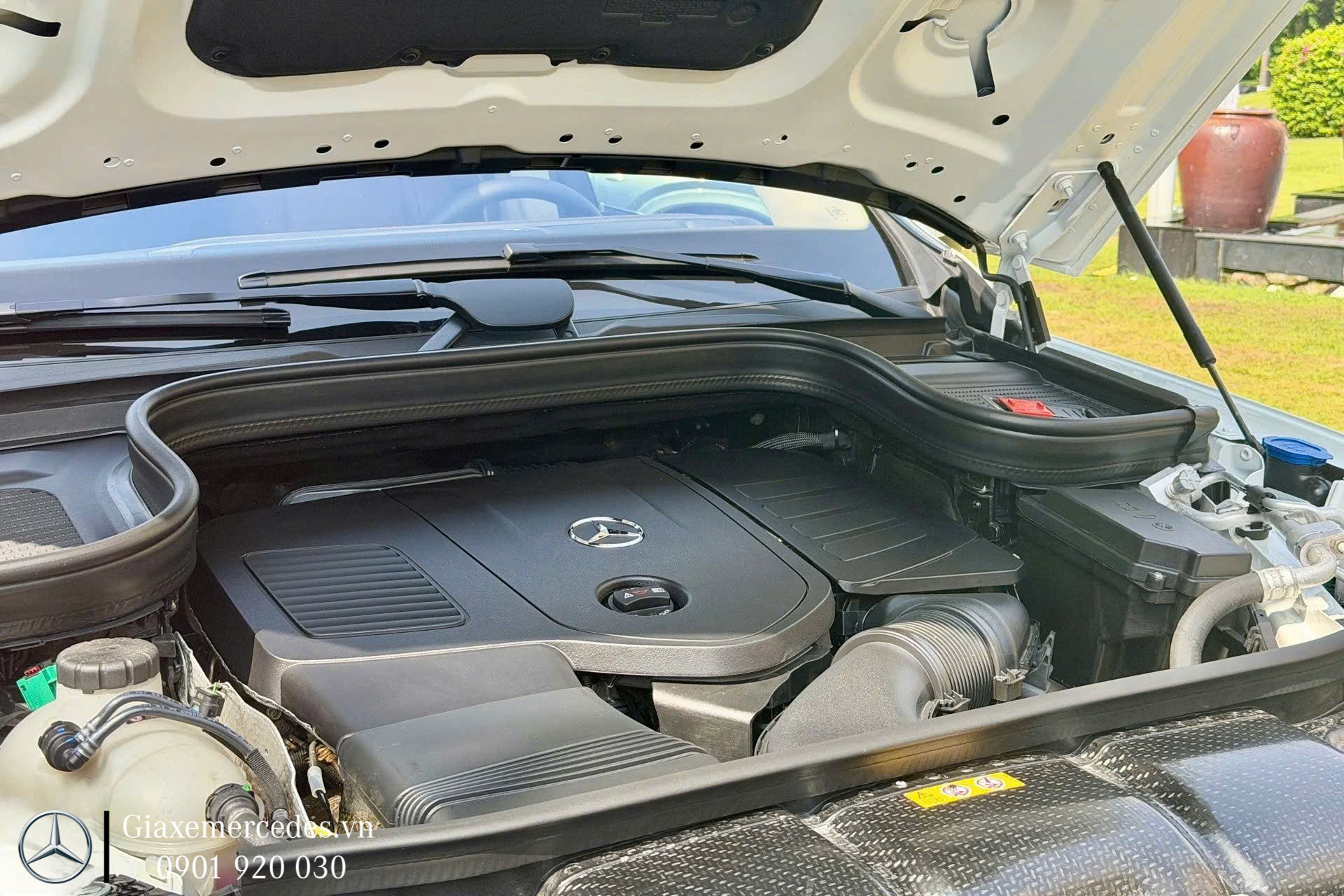 Khoang động cơ trên Mercedes GLE 400e 4Matic