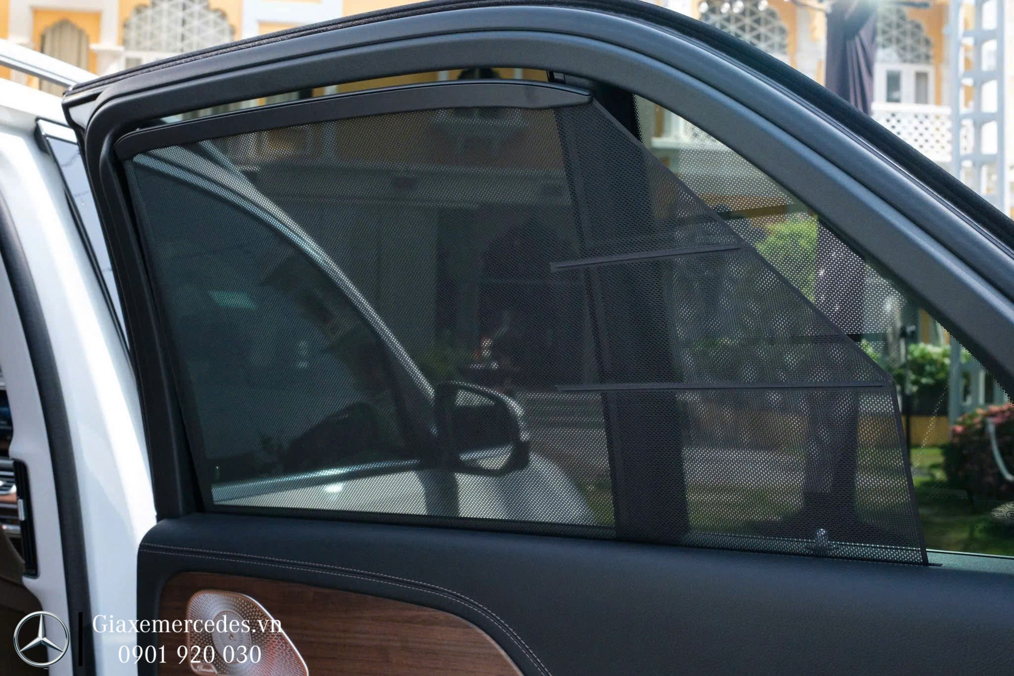 Rèm che nắng chỉnh điện cho cửa sổ sau bên hông