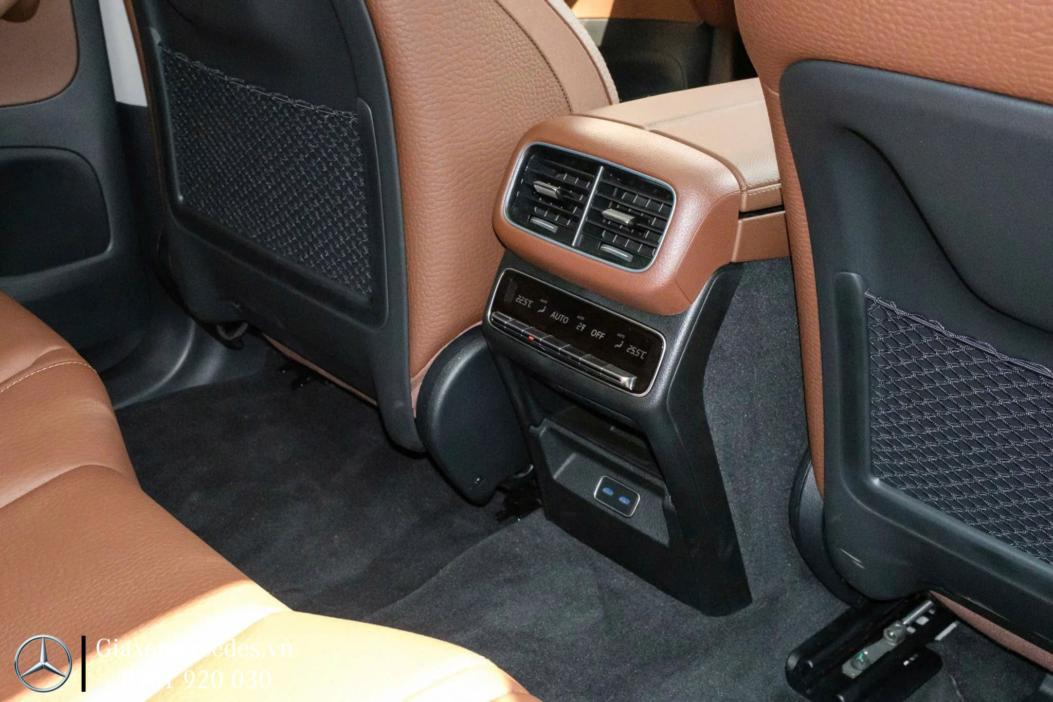 2 cổng USB Type-C phía sau hỗ trợ sạc nhanh công suất cao 100W