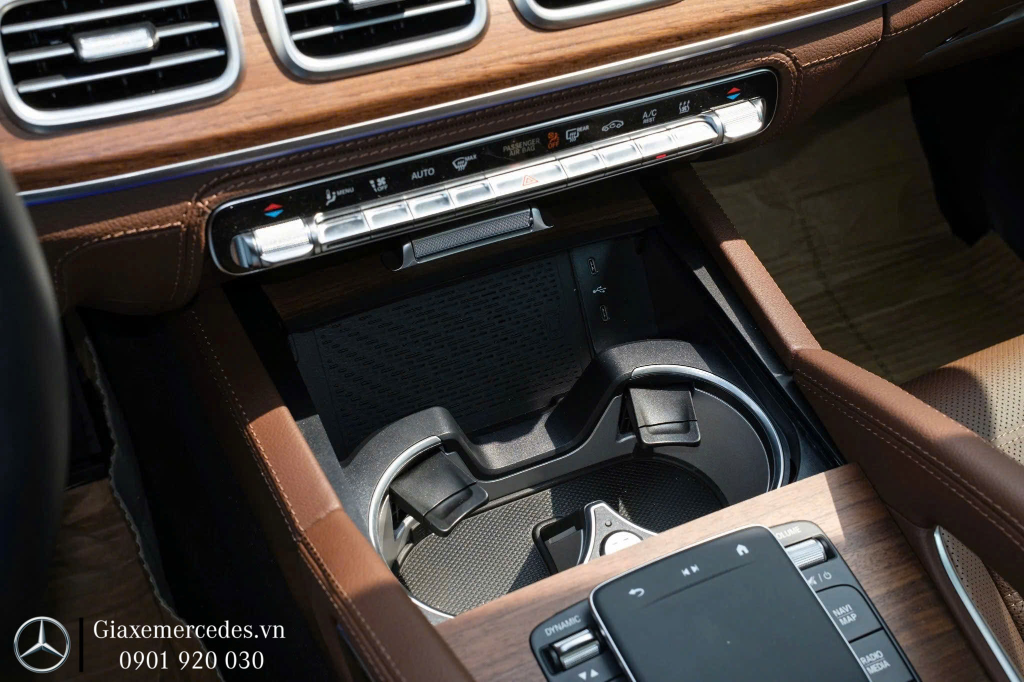 Ngăn để cốc phía trước với chức năng giữ nhiệt