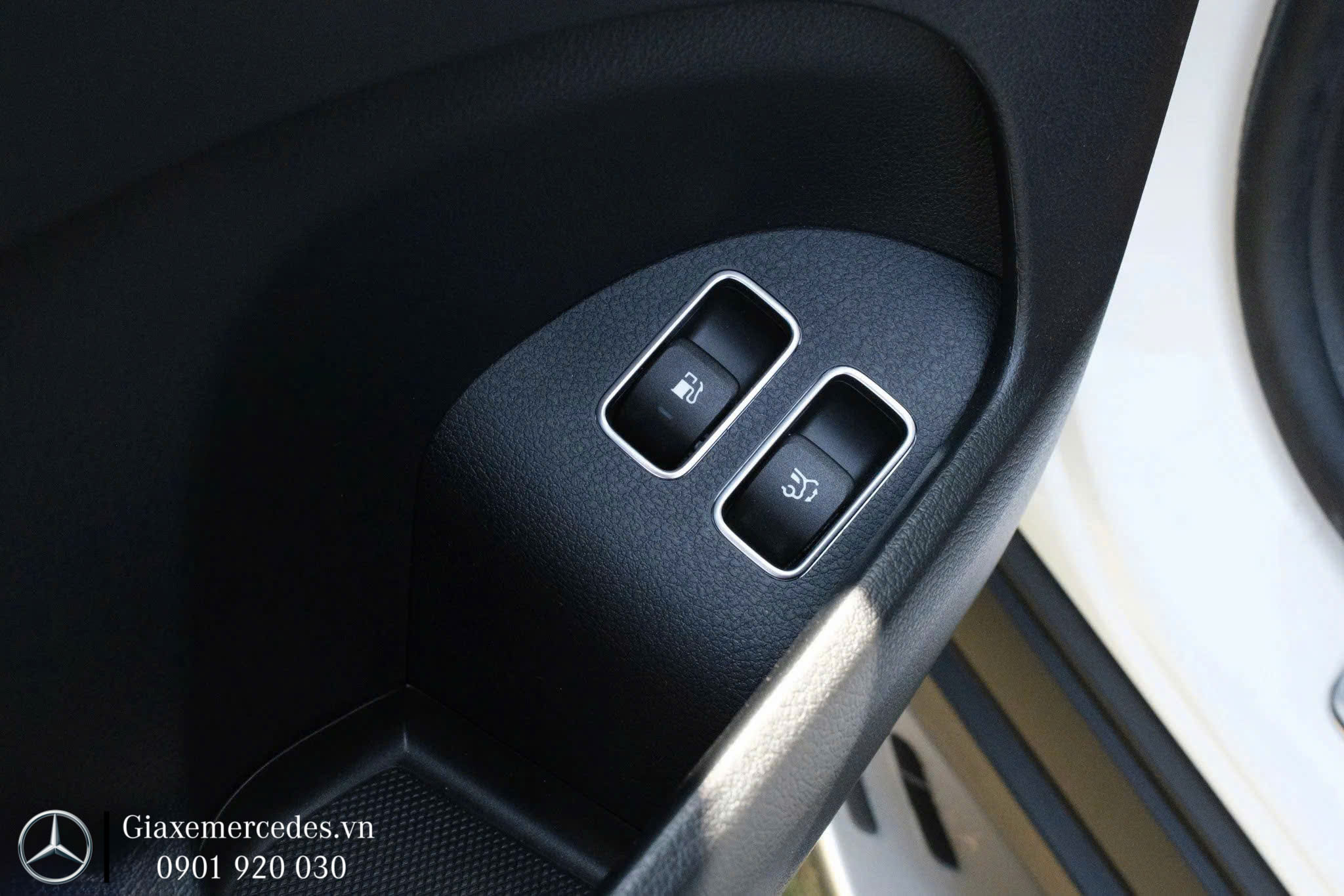 Nút mở nắp xăng và cốp sau